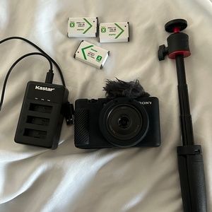 SONY ZV1F CAMERA + TRIPOD, 3 BATERRIES, BATTERY CHARGER, CAMERA CASE